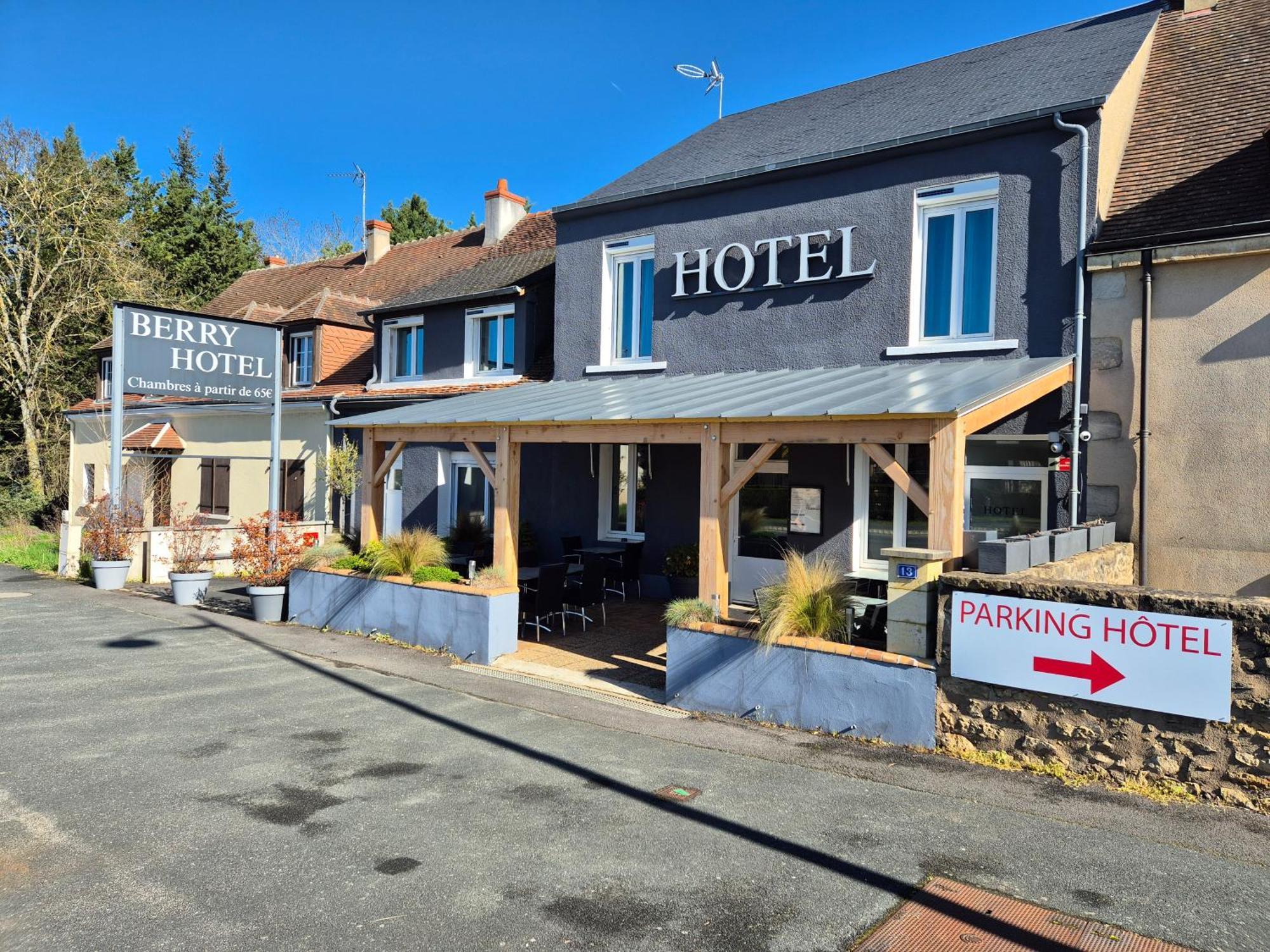 Berry Hotel La Châtre Buitenkant foto